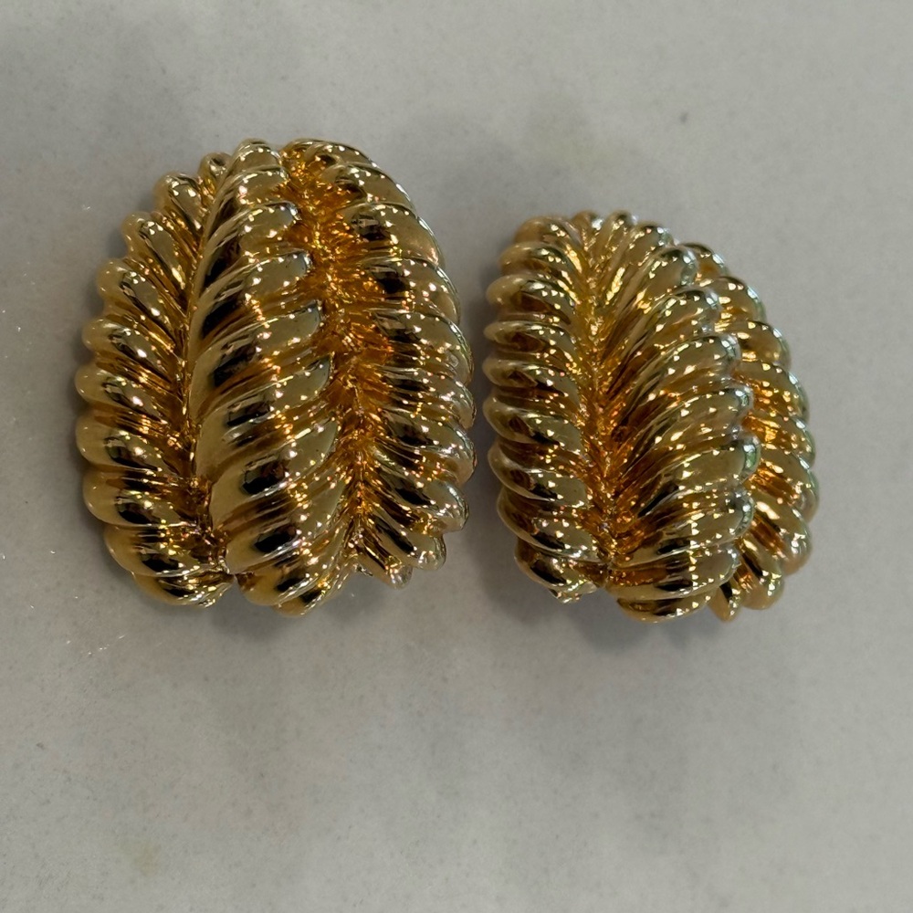 St. John Stamped Elegant Gold-Tone Leaf Clip on Earrings - Picture 2 of 9